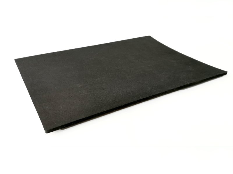 Un ingénieur inspecte un échantillon de revêtement de sol en caoutchouc dans un laboratoire.